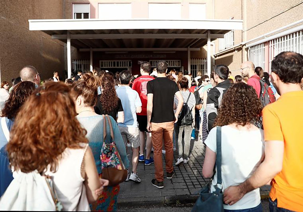 Un grupo de opositores acude a un examen en el País Vasco