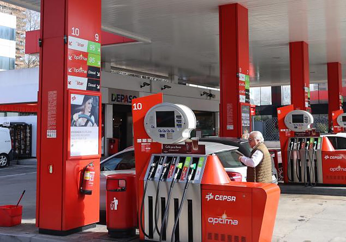 Leve respiro de la gasolina en vísperas de una nueva entrega de la inflación