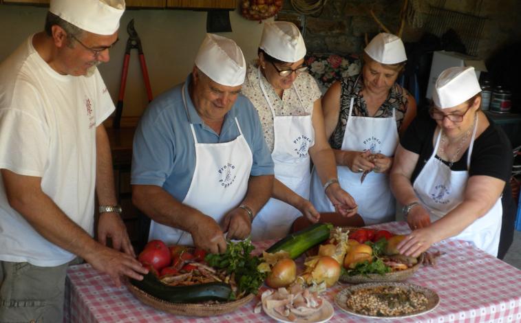 Imagen principal - Arriba la receta de la longevidad, The New York Times la llamó la minestrone de la longevidad hecha con productos de la huerta/Abajo a la izquierda, Antonio Brundu de 104 años, el más anciano del pueblo/Abajo a la derecha la placa que conmemora el récord de Perdasdefogu, el pueblo que tiene más centenarios del planeta