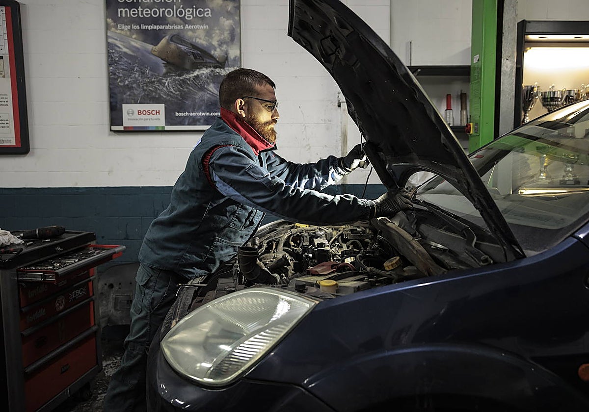 Un mecánico trabaja en un taller de automoción en Valencia