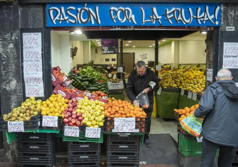 Vecinos compran fruta en un establecimiento de Vitoria