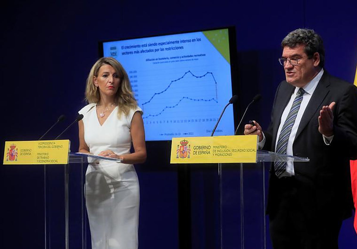 La ministra de Trabajo, Yolanda Díaz, junto con el ministro de Inclusión, Seguridad Social y Migraciones, José Luis Escrivá