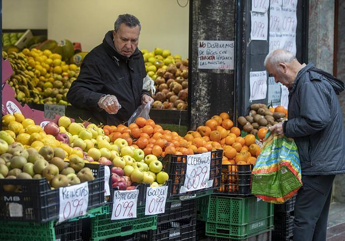 Un cliente hace la compra en un establecimiento de alimentación