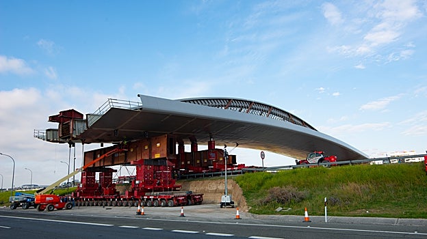 El puente de la Concordia, situado sobre la M-12, tiene más de 200 metros de longitud y 2.200 toneladas de acero estructural