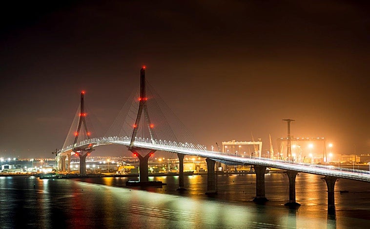 Imagen principal - Se diseñó para las cimentaciones del puente de Cádiz un hormigón estructural muy novedoso, que se vertía bajo el agua, sin necesidad de vibración, y siendo capaz de conservar las características de mezcla homogénea sin verse afectado por la presencia del agua de mar 
