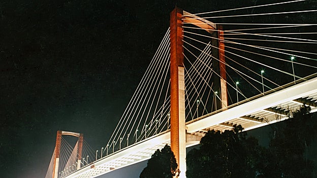 El puente atirantado del Centenario, ubicado en Sevilla, está en pleno proceso de remodelación. Se rehabilitará la infrestructura gracias, entre otras actuaciones, a la sustitución de los 88 tirantes existentes por unos nuevos de tecnología más moderna, así como a la ampliación de la calzada