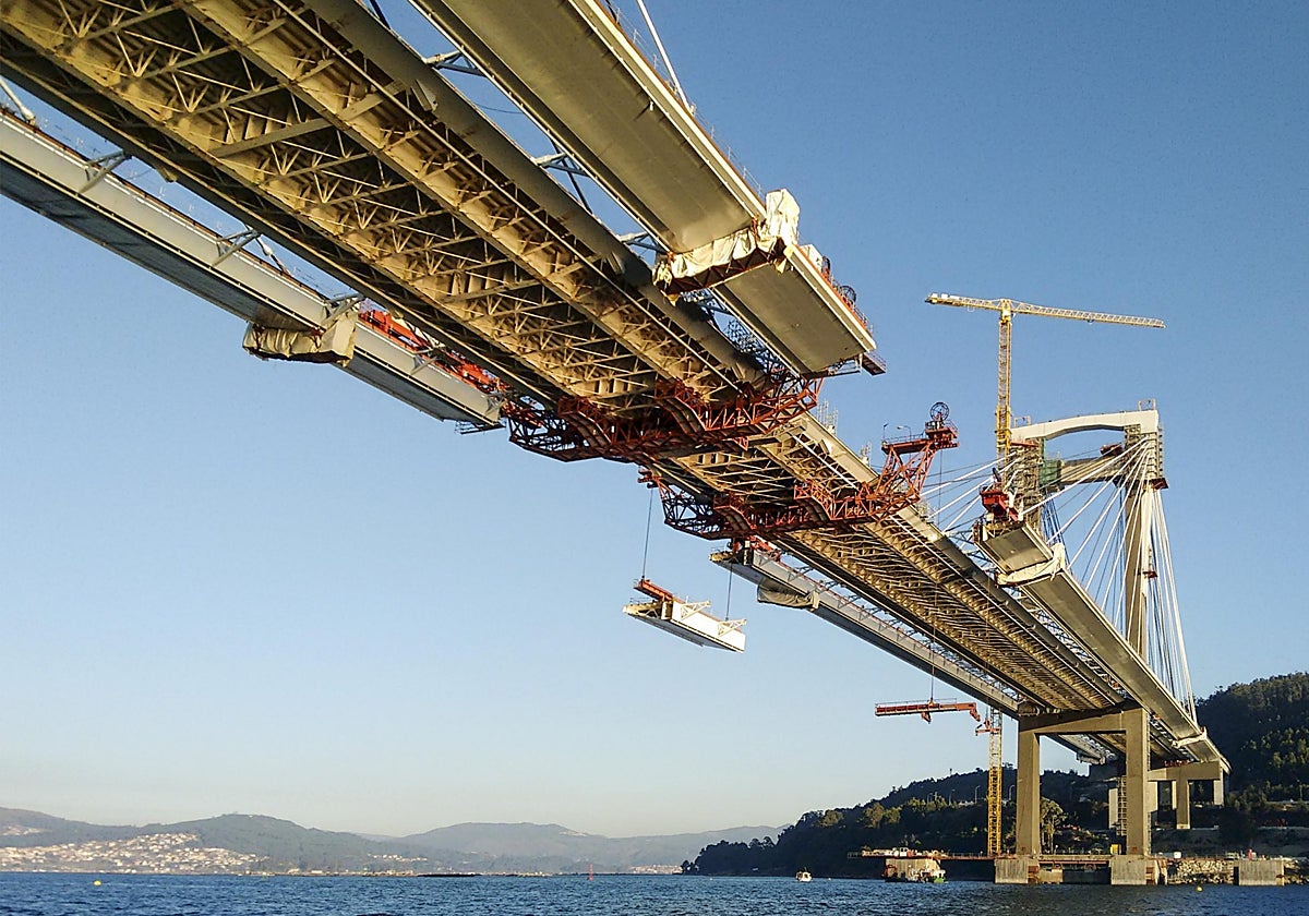 La ampliación del puente de Rande, en Vigo (Pontevedra), ha dispuesto un tercer carril por cada sentido de circulación. Es la primera vez que se lleva a cabo una obra así en este tipo de puente, manteniendo en todo momento el tráfico