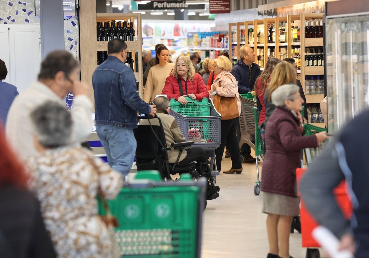 Clientes en un supermercado en Córdoba