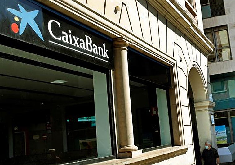 El regalo de Caixabank si tienes una nómina: cómo conseguir que te paguen el 5% o una tele de 50 pulgadas