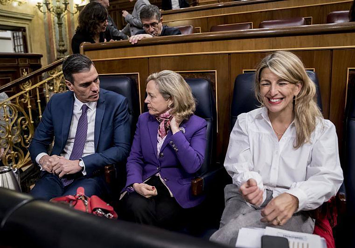 Nadia Calviño departe con Pedro Sánchez en presencia de Yolanda Díaz