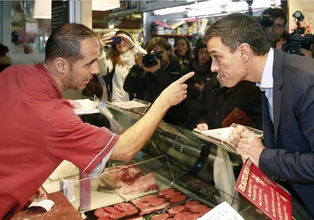 Pedro Sánchez escucha a un carnicero en un acto de 2015