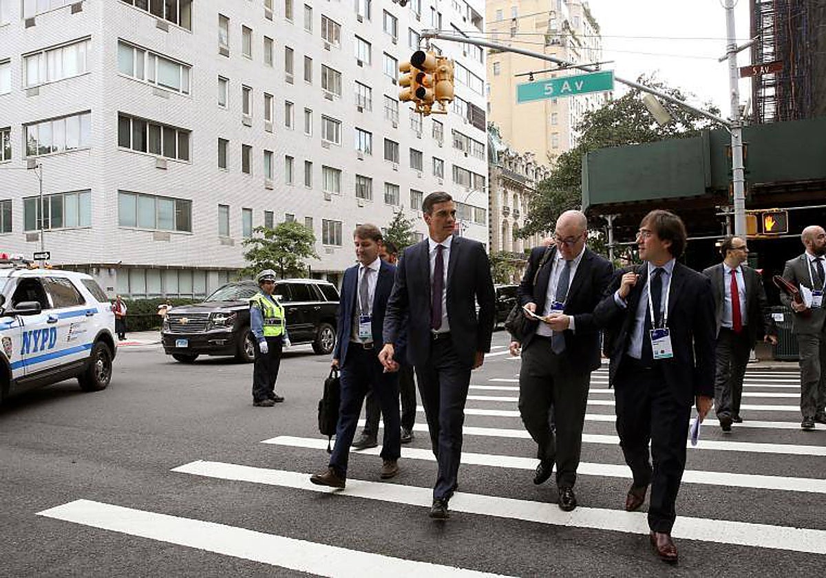 Pedro Sánchez, juntos a un grupo de colaboradores