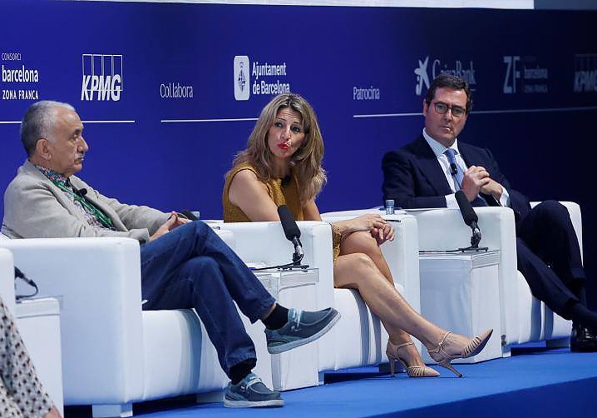 La vicepresidenta segunda y ministra de Trabajo Yolanda Díaz (centro) junto al presidente de la CEOE, Antonio Garamendi (dcha) y el máximo responsable de Ugt, Pepe Álvarez