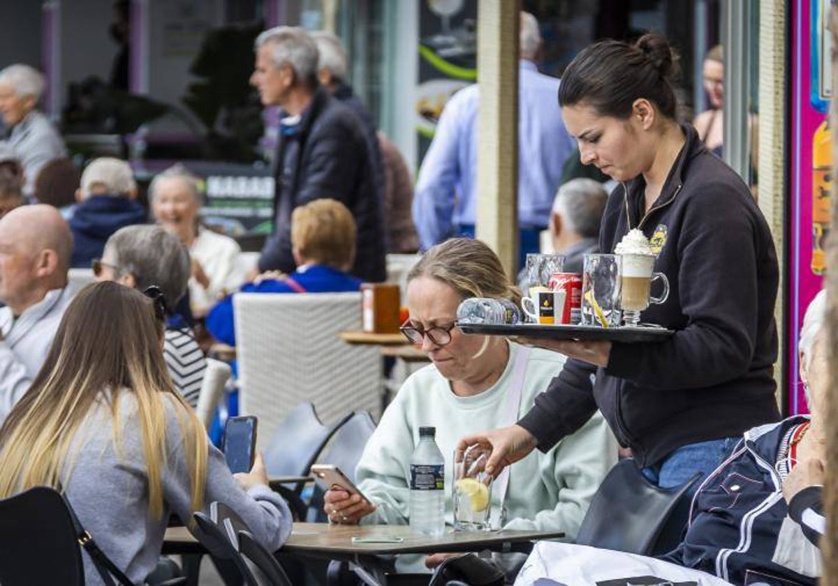 Quién gana y quién pierde con una subida del salario mínimo hasta rozar los 1.080 euros