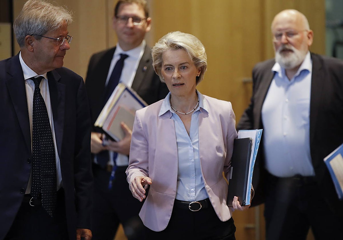 Paolo Gentiloni (izq.), comisario de Economía, y la presidenta de la Comisión Europea, Ursula von der Leyen