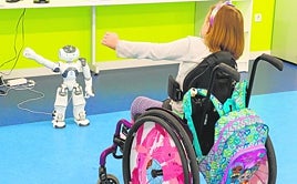 El robot Robic, durante una sesión de rehabilitación