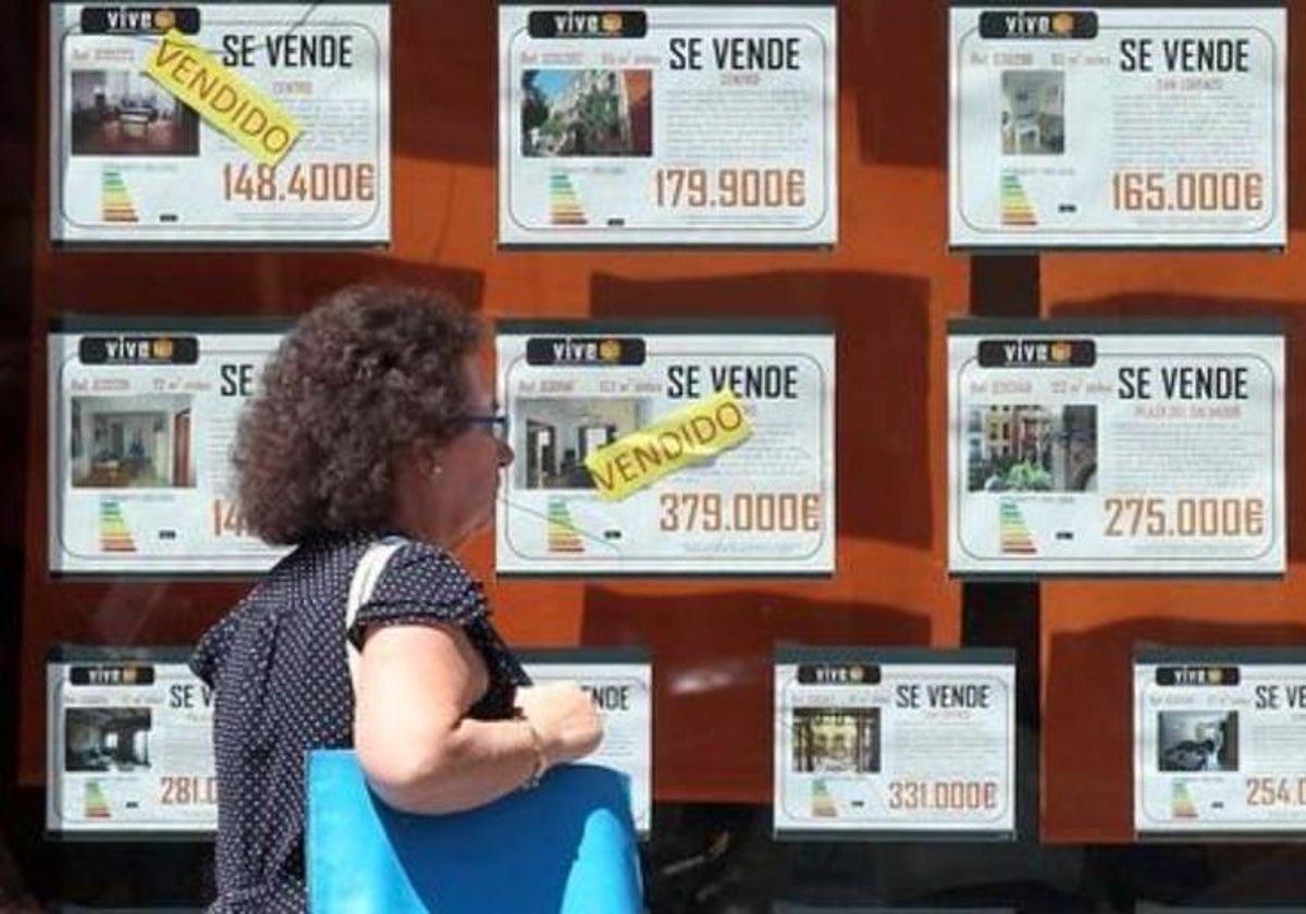 Una persona pasa por delante de una inmobiliaria