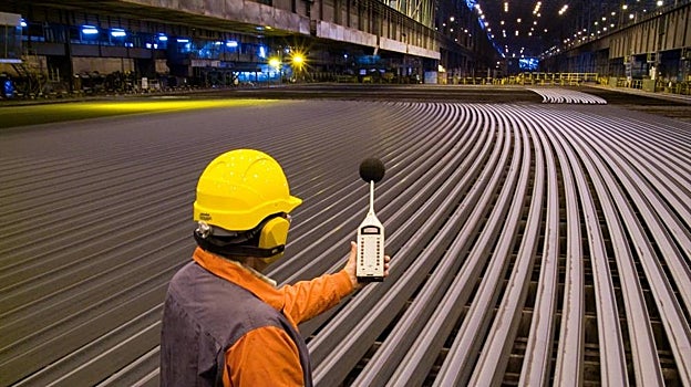 Una vez que AcelorMittal concluya su faraónico proyecto de descarbonización de los altos hornos reducirá un 50% sus emisiones. Arriba, la planta de tren de carril de Gijón