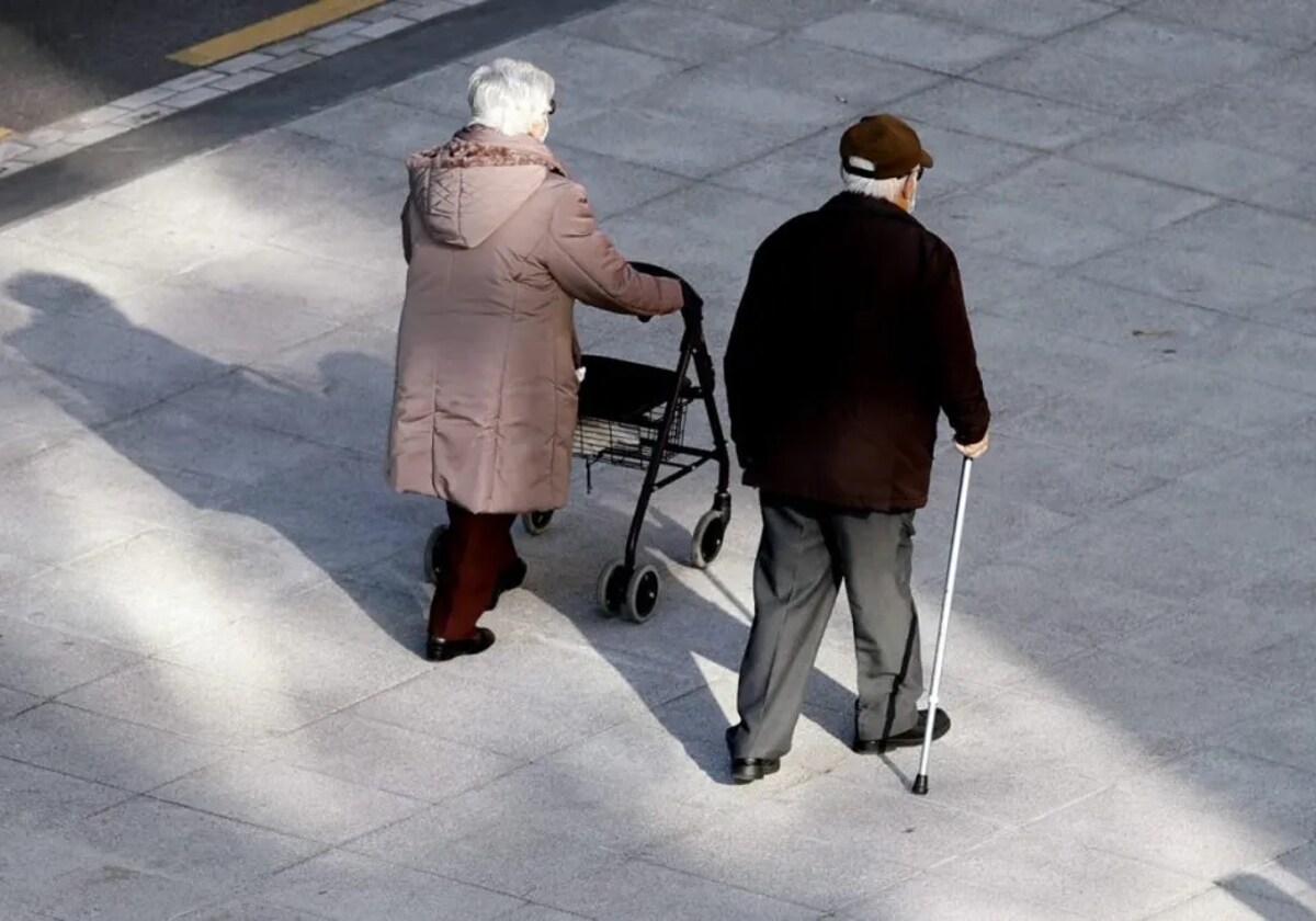 Una pareja de jubilados paseando por la calle