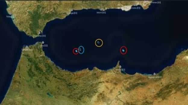 Vortexa en un seguimiento de cuatro VLCC, actualmente en alta mar en Ceuta, destaca: (Círculo azul) el M SOPHIA, de 19 años de antigüedad, llegó el 18 Febrero; (Círculo naranja) AN SHUN II, de 20 años, arribó a la costa el 19 Febrero; (Dos círculos rojos) y con más de 15 años, el CATALINA 7 lleva bandera de Panamá, antes transportaba crudo de Irán y VERONICA con bandera de Liberia que en el pasado portaba crudo venezolano