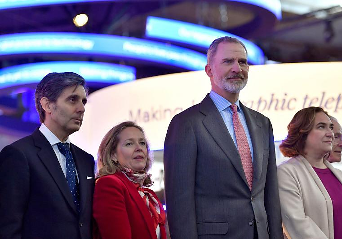 José Mª Álvarez-Pallete, Nadia Calviño, Don Felipe y Ada Colau, ayer en el Mobile World Congress