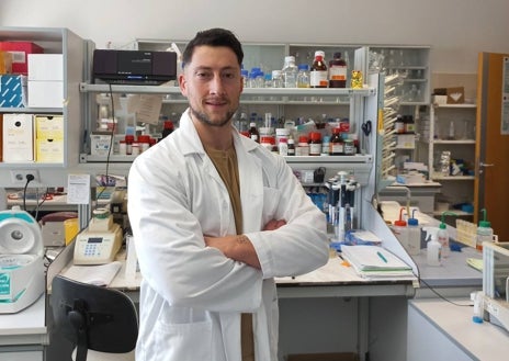 Imagen secundaria 1 - Sobre estas líneas: izquierda, el investigador Enrique Niza y su equipo han diseñado una nanopartícula que protege a las plantas de enfermedades y,. derecha, pimiento tratado con nanopartículas de zinc para aumentar el valor nutricional del cultivo de Beyond Seeds