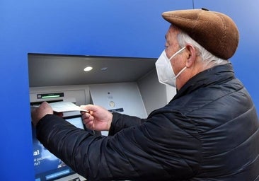 La banca se compromete a mantener las libretas de ahorro para los mayores de 65 años