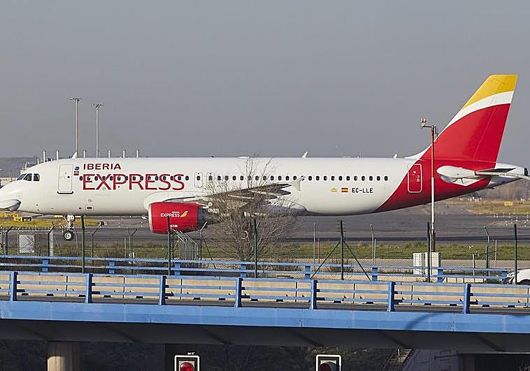 Iberia busca trabajadores sin experiencia con sueldos de hasta 2.500 euros: requisitos y cómo inscribirte