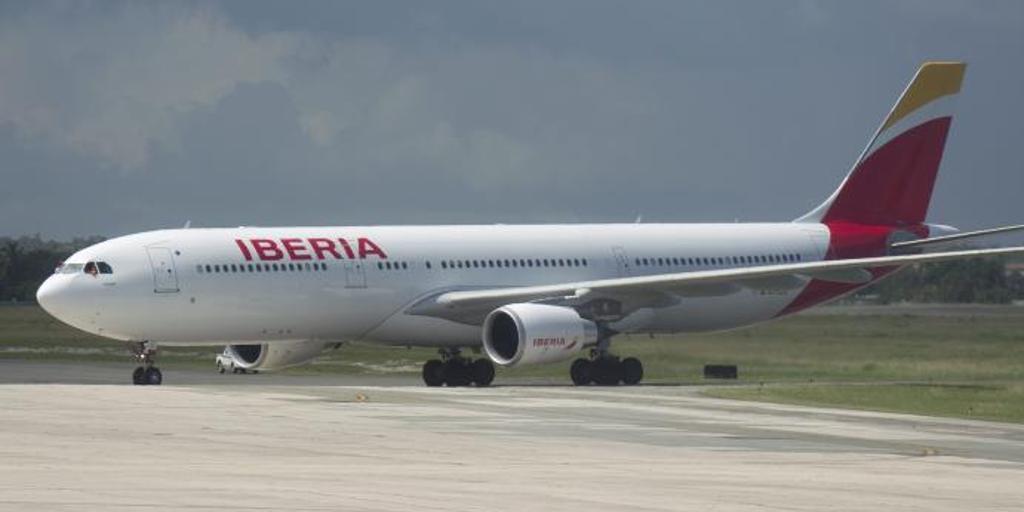 Iberia busca trabajadores sin experiencia con sueldos de hasta 2.500 euros: requisitos y cómo escribirte