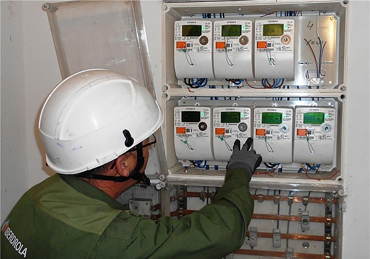 Un operario de Iberdrola en el cuarto de contadores