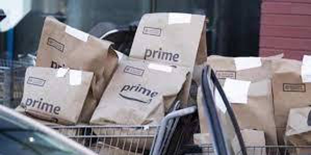 La competencia de Correos es suma a la ofensiva legal para frenar la tasa Amazon