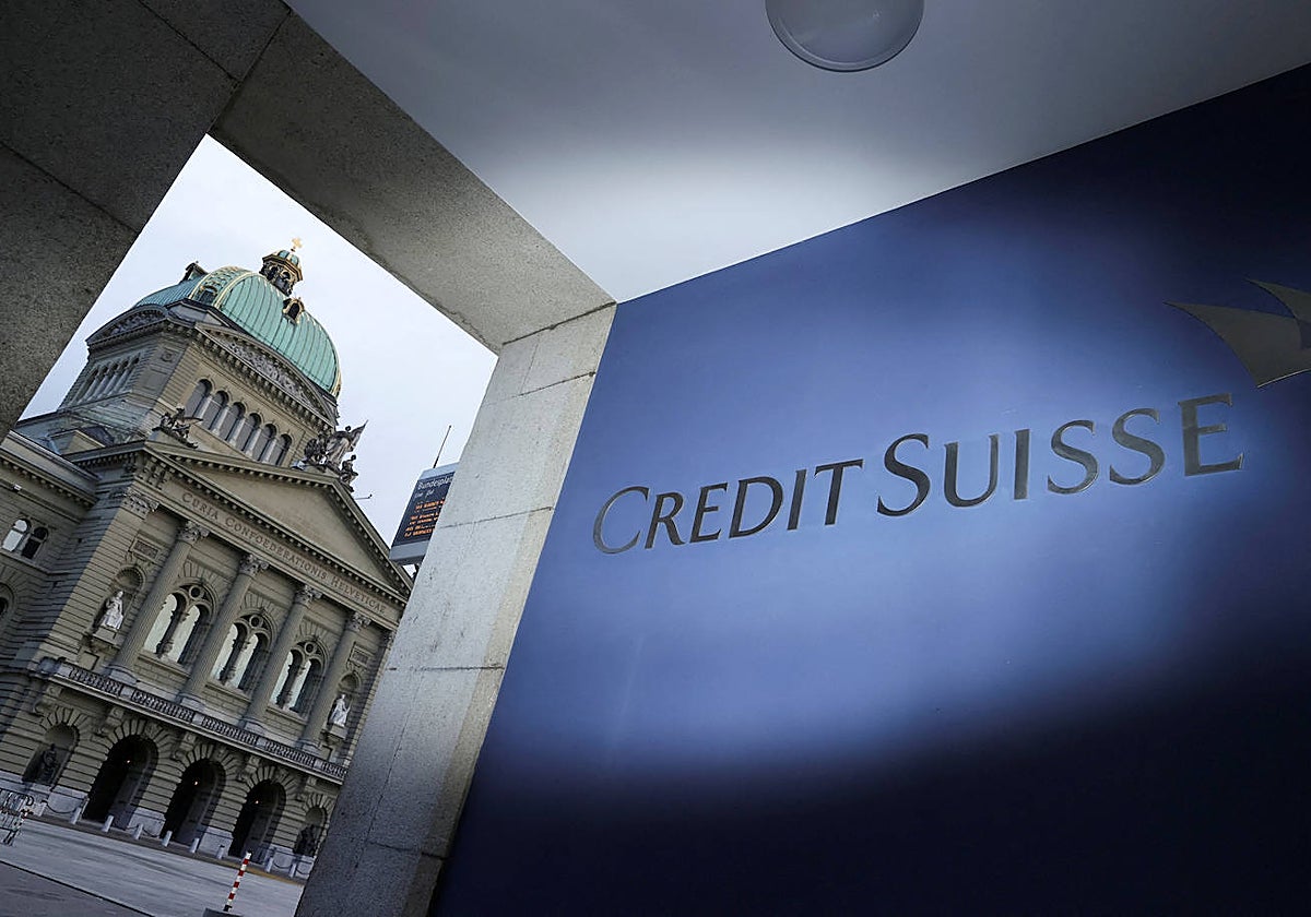 El logos de Credit Suisse frente al parlamento suizo en Berna