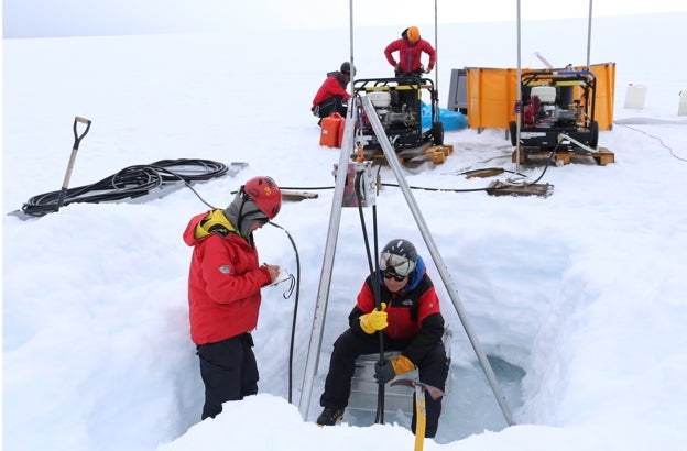 El equipo en el que está Francisco Navarro en el Glaciar Hurd efectuando el sondeo de agua caliente a presión