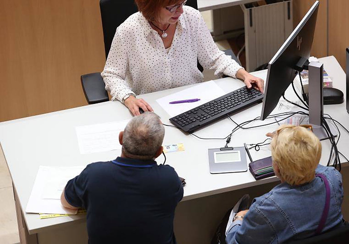 Una pareja consultando con una funcionaria sus dudas sobre la declaración de la renta en una campaña anterior