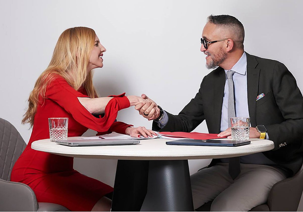 Alejandro Romero, CEO Global de LLYC, y Rebecca Bamberger, CEO de BAM en el momento de la firma.