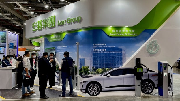 El gigante informático taiwanés Acer, quinto fabricante mundial de ordenadores, ha dado el salto a la recarga de vehículos eléctricos y ya instala parquímetros que también cargan la batería de los coches.