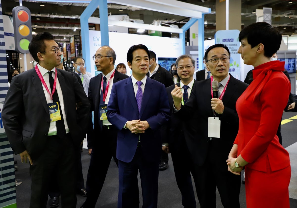 El vicepresidente de Taiwán, William Lai, en el centro, inauguró la exposición junto a la presidenta de la Cámara de Diputados de la República Checa, Markéta Pekarová Adamová