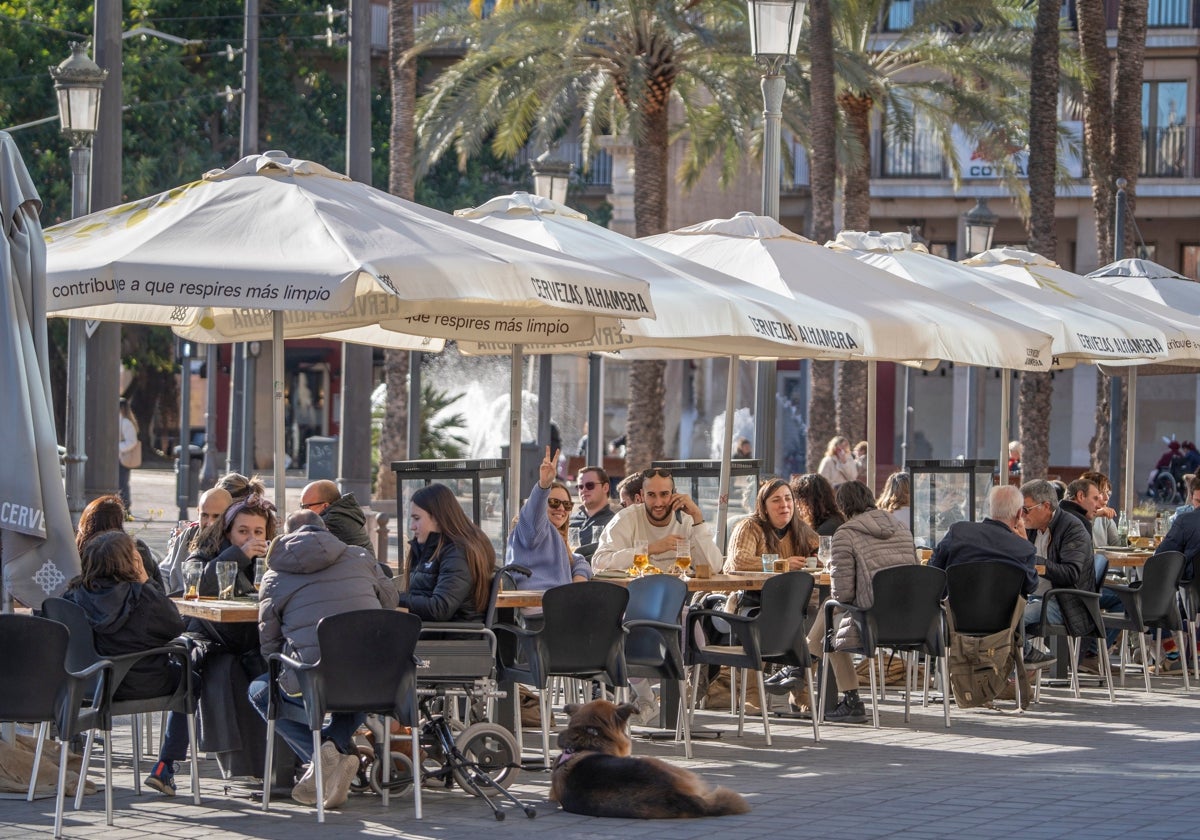 Un grupo de personas en una terraza de la playa de la Malvarrosa (Valencia)
