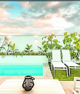 Imagen secundaria 2 - Arriba, la vivienda del exfutbolista Arzu. Debajo, derecha e izquieda, imágenes de una promoción de viviendas industrializadas en Andalucía bajo criterios de neurodiseño. Ambos, proyectos del estudio de María Gil 