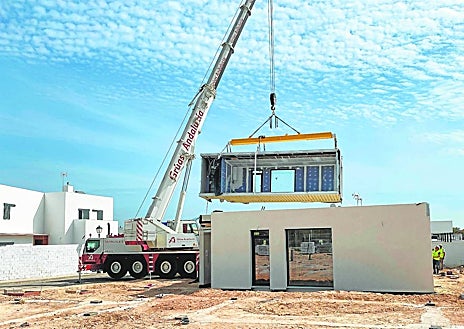 Imagen secundaria 1 - Arriba, la vivienda del exfutbolista Arzu. Debajo, derecha e izquieda, imágenes de una promoción de viviendas industrializadas en Andalucía bajo criterios de neurodiseño. Ambos, proyectos del estudio de María Gil 