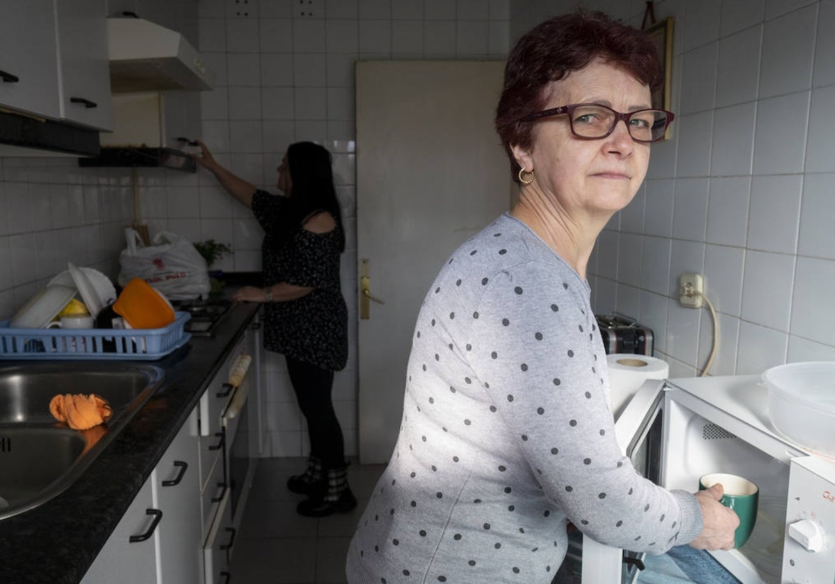 Micaela y Nina, naturales de Rumanía, llevan décadas en España. Viven juntas desde hace dos años, así no están solas y ahorran