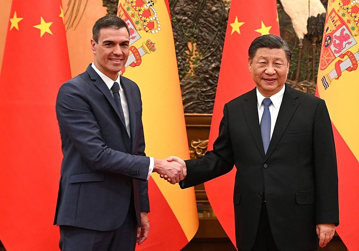 Pedro Sánchez, presidente español, junto a Xi Jinping, su homólogo chino, en su visita al país asiático