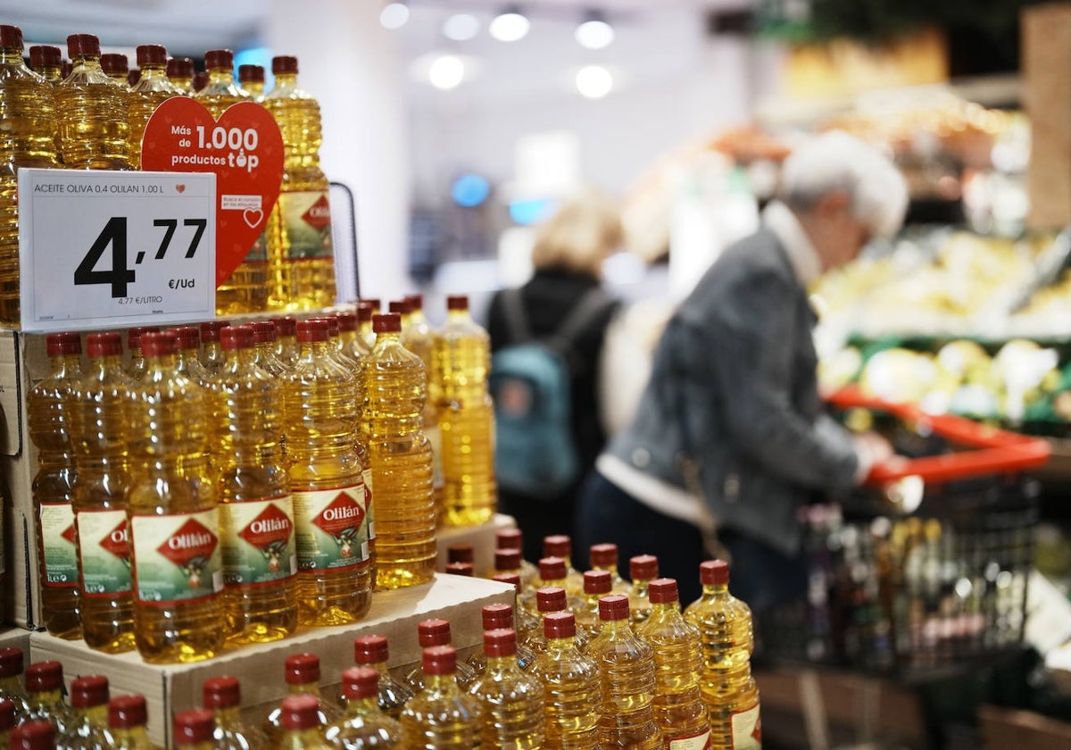 Aceite disponible para la venta en un supermercado
