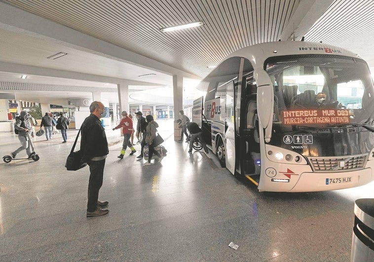 El autobús quiere formar a víctimas de violencia de género y expresidiarios para cubrir la falta de 6.000 conductores