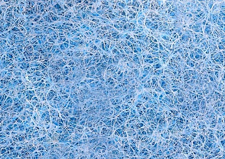 Imagen secundaria 1 - Foto superior: uno de los conjuntos deportivos de Fitplanet. Izquierda, fibra de hilo de Fitplanet obtenida de redes de pesca, y derecha, el mismo hilo convertido ya en tela