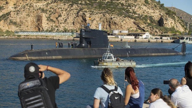 El submarino S-81 Isaac Peral realiza por primera vez una navegación en superficie en la bahía de Cartagena, tras salir de los astilleros de Navantia en el arsenal de Cartagena