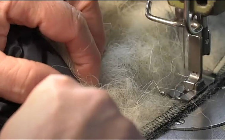 Imagen principal - Foto superior: relleno de lana de la oveja latxa para una chaqueta de Ternua (en la imagen de arriba izquierda). Derecha, camiseta tintada a partir de cáscaras de nueces 