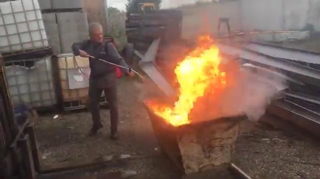 César Sallén demostrando la efectividad de Ecofire