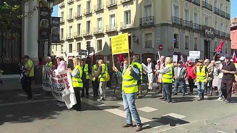 Pensionistas vuelven a salir a las calles contra el decreto de las pensiones