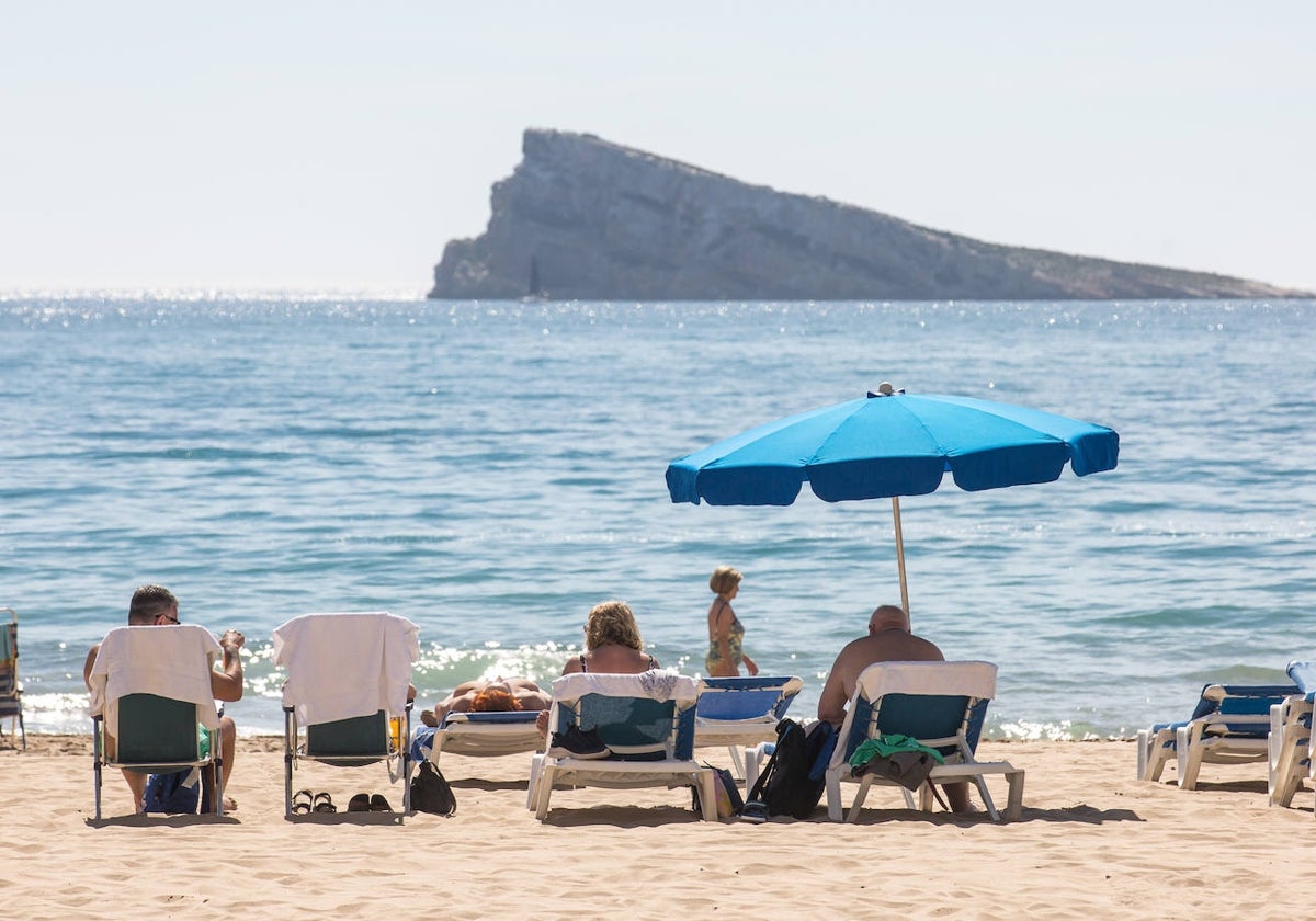 Turistas en una playa de Benidorm, esta Semana Santa